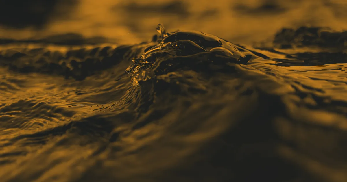 Detailní záběr rychle proudící vody, fotografie v jantarovém duotone
